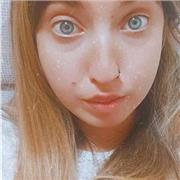 Bonjour! Me llamo Iris, tengo 25 años y soy profesora de francés con nivel C1 de la Escuela de Idiomas. También he estudiado magisterio infantil